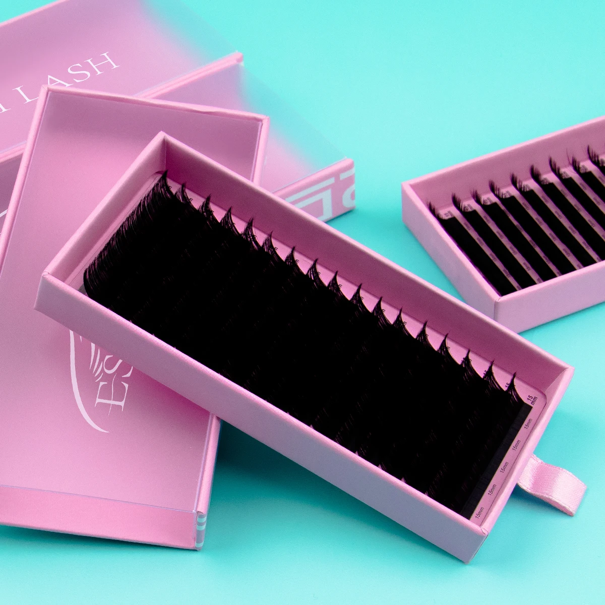 volume lashes with a dark lash line