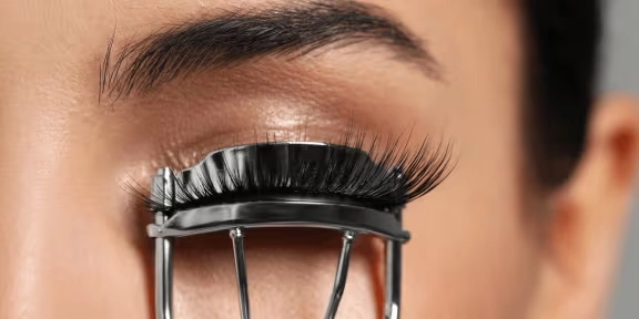 Can You Curl Lash Extensions? Your Safe How-To Guide